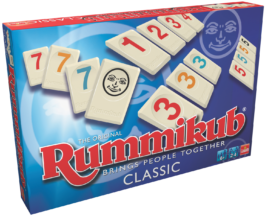 De doos van het strategische bordspel Rummikub Classic vanuit een linkerhoek