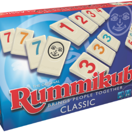 De doos van het strategische bordspel Rummikub Classic vanuit een linkerhoek