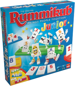 De doos van het leerzame bordspel Rummikub Junior vanuit een linkerhoek