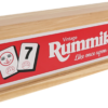 De doos van het strategische spel Rummikub Vintage vanuit een linkerhoek