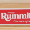 De voorkant van de doos van Rummikub Vintage
