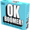 De doos van het trivia partyspel OK Boomer vanuit een rechterhoek