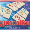 De voorkant van de doos van het strategische bordspel Rummikub Classic