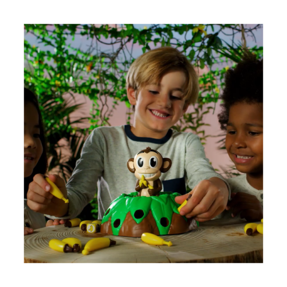 Kinderen die het actiespel Banana Joe spelen