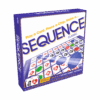De doos van het strategische bordspel Sequence Original vanuit een linkerhoek