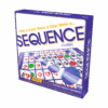 De doos van het strategische bordspel Sequence Original vanuit een rechterhoek
