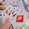 Mensen die het strategische bordspel Sequence spelen