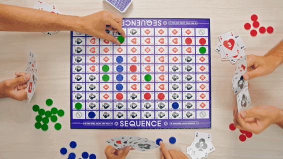 Een sfeerimpressie van het speelbord van het strategische bordspel Sequence