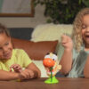 Kinderen die lachen tijdens het spelen van het grappige kinderspel Piet Snot