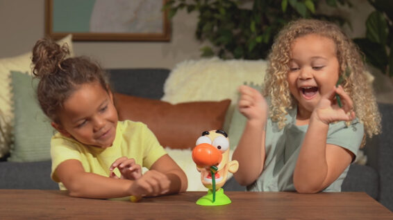 Kinderen die lachen tijdens het spelen van het grappige kinderspel Piet Snot