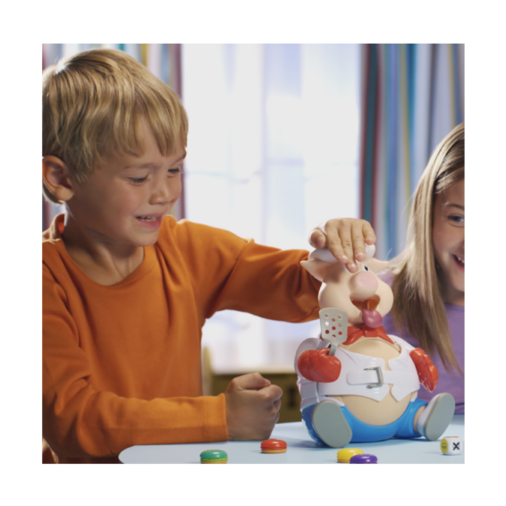 Kinderen die het kinder actiespel Holle Bolle Big spelen