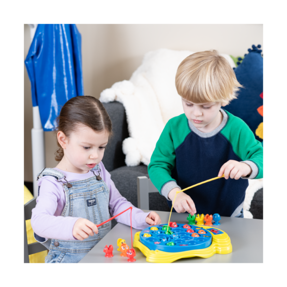 Kinderen die het spel Let's Go Fishin spelen