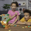 Kinderderen die verrast worden door het grappige kinderspel Knoeipoes