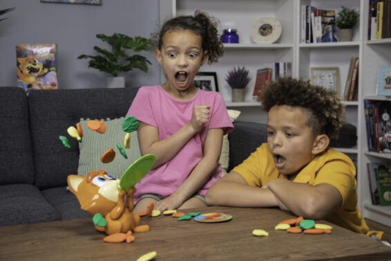 Kinderderen die verrast worden door het grappige kinderspel Knoeipoes