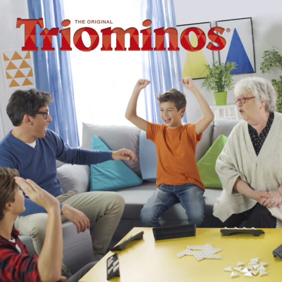 Een familie die Triominos aan het spelen is