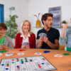 Mensen die het strategische bordspel Sequence spelen