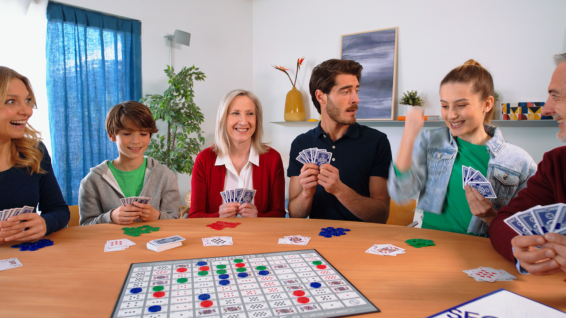 Mensen die het strategische bordspel Sequence spelen