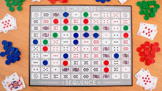 Een sfeerimpressie van het speelbord van het strategische bordspel Sequence