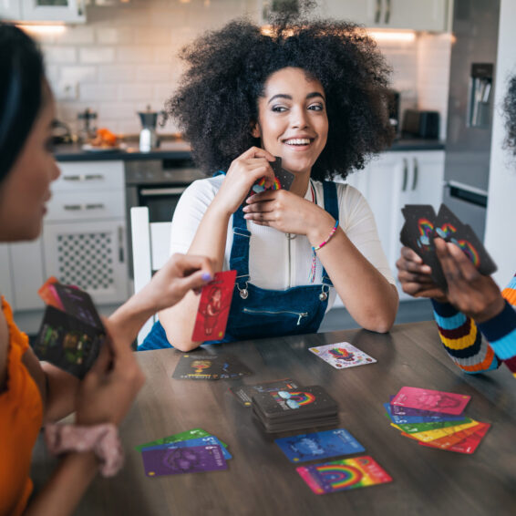 Een groep die het strategische partyspel Rainbow Pirates speelt