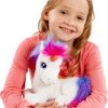 Iemand die knuffelt met de Animagic Regenboog Eenhoorn