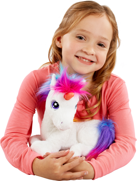 Iemand die knuffelt met de Animagic Regenboog Eenhoorn