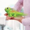 De Let's Go Gecko Groen in de handpalm van een kind