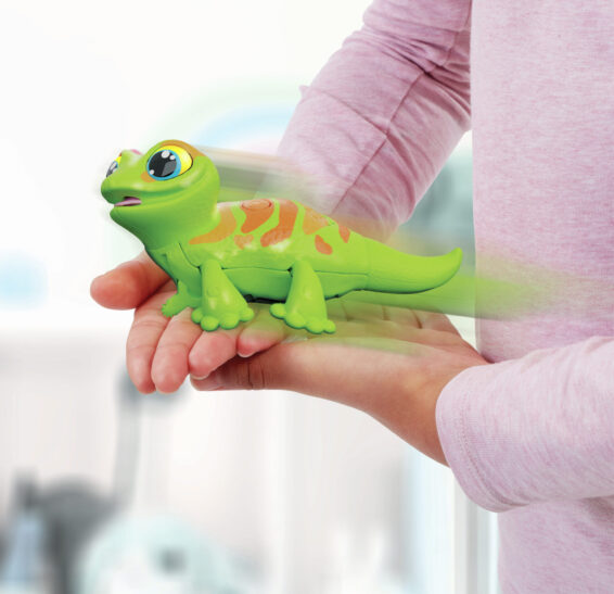 De Let's Go Gecko Groen in de handpalm van een kind