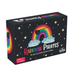De doos van het strategische partyspel Rainbow Pirates vanuit een linkerhoek