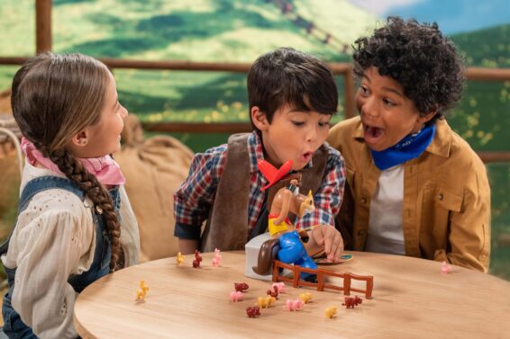 Kinderen die het spel Lucky Lasso spelen
