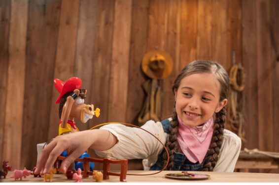 Een kind dat aan de beurt is bij het spel Lucky Lasso