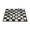 het speelbord van het strategische bordspel schaken met schaakstenen in speelpositie