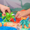 Kinderen die spelen met de Dinosaurussen van Super Sand Dinosaur World