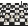 het speelbord van het strategische bordspel schaken met schaakstenen in speelpositie