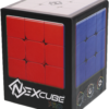 De doos van de supersonische speedcube Nexcube 3x3 Pro Cube vanuit een rechterhoek