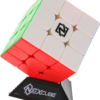 De supersonische speedcube Nexcube 3x3 Pro Cube op een houder om hem tentoon te stellen