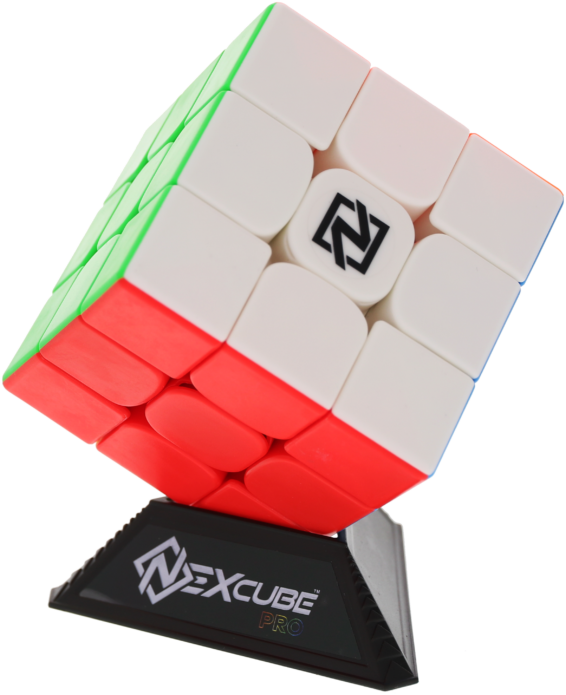 De supersonische speedcube Nexcube 3x3 Pro Cube op een houder om hem tentoon te stellen