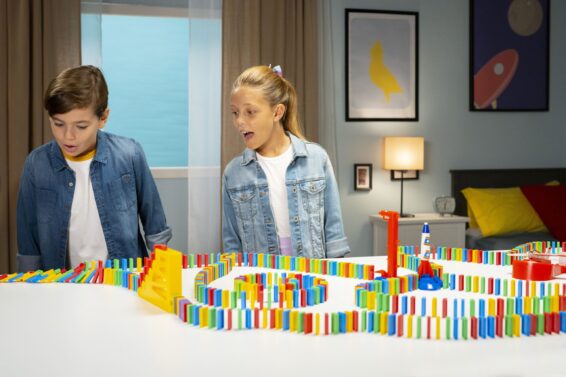 Kinderen die met Domino Express spelen