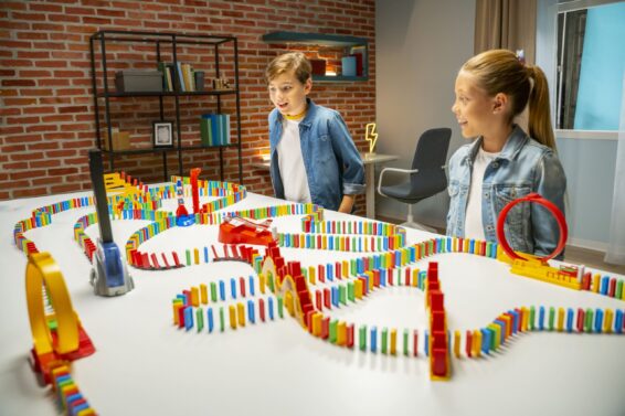Kinderen die met Domino Express spelen