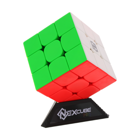De Nexcube 3x3 Pro Cube op een standaard