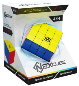 De verpakking van de speedcube Nexcube 4x4 vanuit een linkerhoek