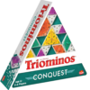 De doos van het strategiespel Triominos Conquest vanuit een linkerhoek