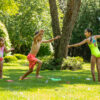 Kinderen die het outdoor actiespel The Floor Is Lava Outdoor spelen