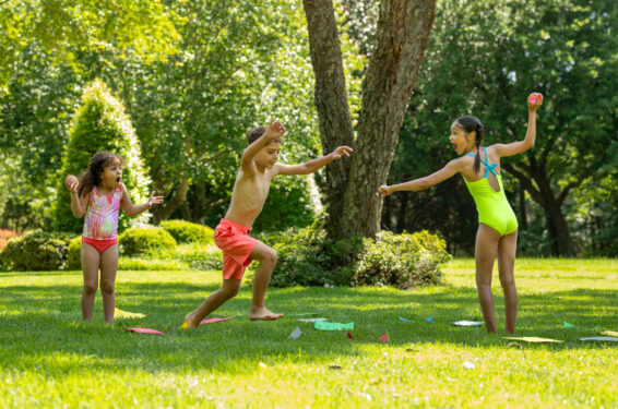 Kinderen die het outdoor actiespel The Floor Is Lava Outdoor spelen