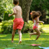 Kinderen die het outdoor actiespel The Floor Is Lava Outdoor spelen