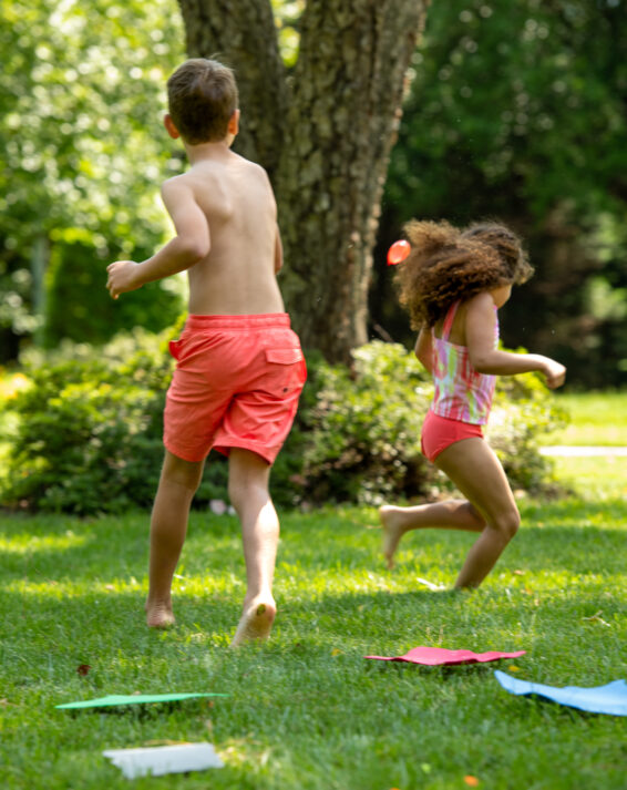 Kinderen die het outdoor actiespel The Floor Is Lava Outdoor spelen