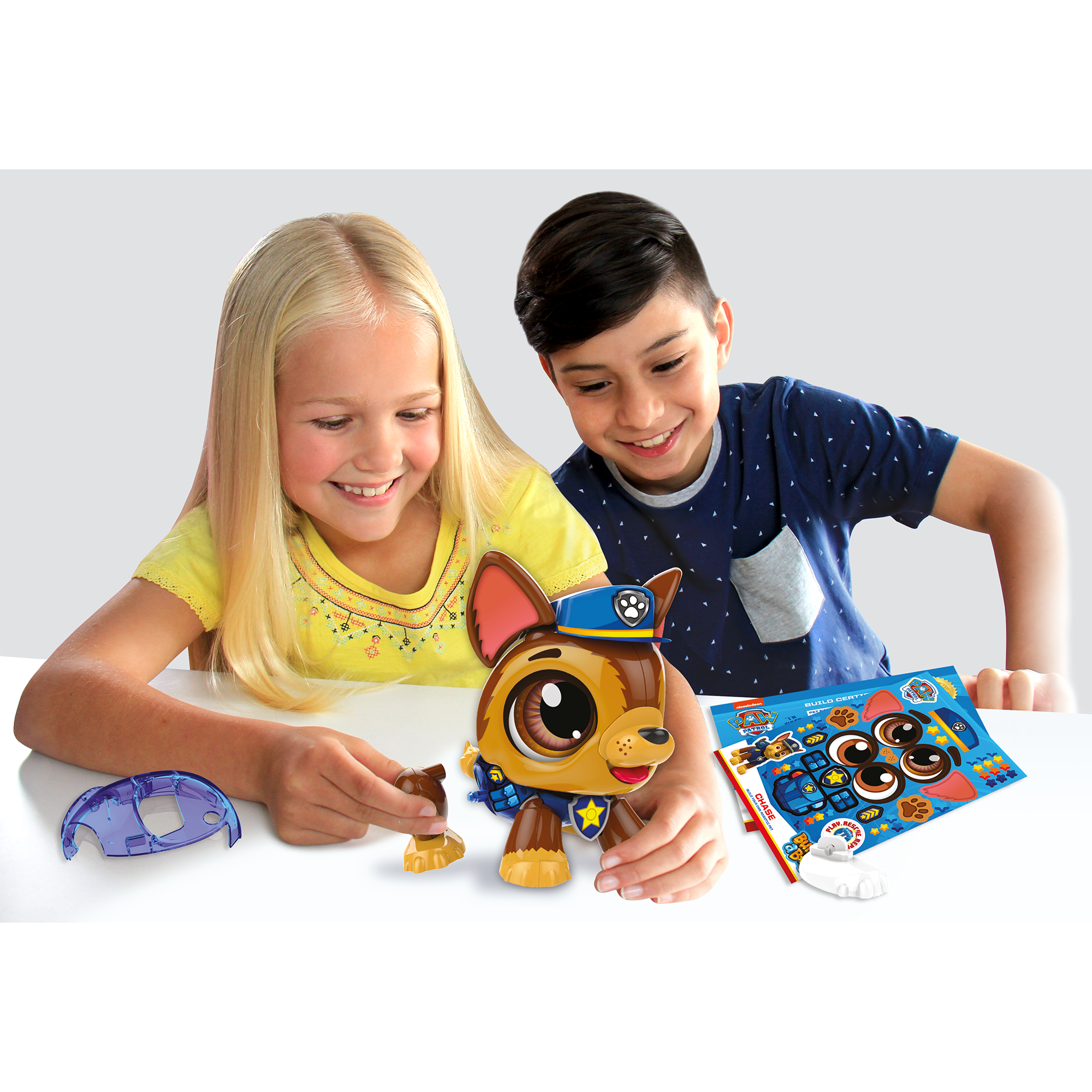 Kinderen die spelen met de Build a Bot Paw Patrol Chase