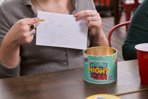 Een sfeerimpressie van het creatieve partyspel Game Night In A Can