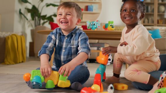 Kinderen die spelen met de diertjes van Modimi