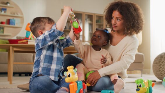 Kinderen die met de Modimi dieren spelen