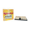 De doos en een plankje met stenen van het bordspel Rummikub Word